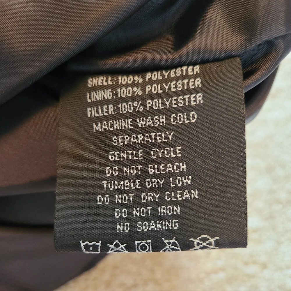 Men's Black Puffer Vest - Size XXL - Picture 7 of 9